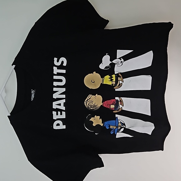 Peanuts Tops - Peanuts cropped graphic tee